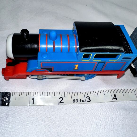 Thomas and Friends TrackMaster 2009 Thomas #1 Motorized Train with Tender Car - Picture 5 of 12